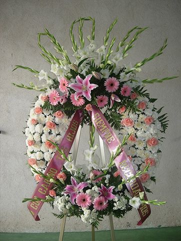 Tanatorio Piedrabuena - Porzuna corona con flores rosas