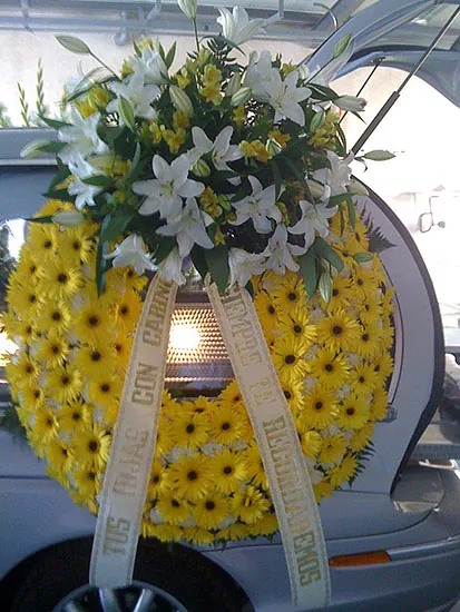 Tanatorio Piedrabuena - Porzuna corona en coche fúnebre